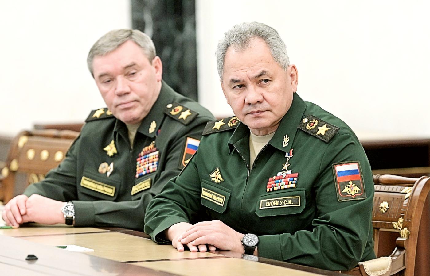 Rosyjski szef sztabu gen. Walery Gierasimow i minister obrony Siergiej Szojgu na spotkaniu z Władimirem Putinem