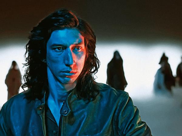 Adam Driver jako komik ekshibicjonista.