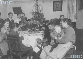 Polska wieczerza wigilijna. W tym dniu w sposób szczególny ma połączyć się cała rodzina. 1931 r. (Na choince palą się świeczki.)