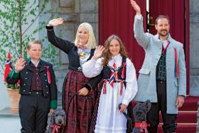 Norweski książę Haakon i księżna Mette-Marit z dziećmi.