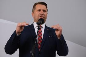 Minister Czarnek stosuje metodę kija i marchewki. Kijem mają być sankcje. Marchewką – dofinansowanie.