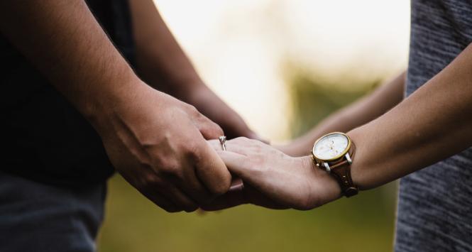 Realny związek polega na docieraniu się, budowaniu przyjaznych relacji. Jego spoiwem nie jest namiętność, ale intymność, przyjazne uczucia i wspólny świat.