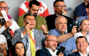 Warszawa, trybuny na Torwarze. Radosław Piesiewicz i Jacek Sasin podczas meczu koszykarskiego Polska–Chorwacja