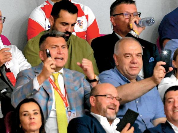 Warszawa, trybuny na Torwarze. Radosław Piesiewicz i Jacek Sasin podczas meczu koszykarskiego Polska–Chorwacja