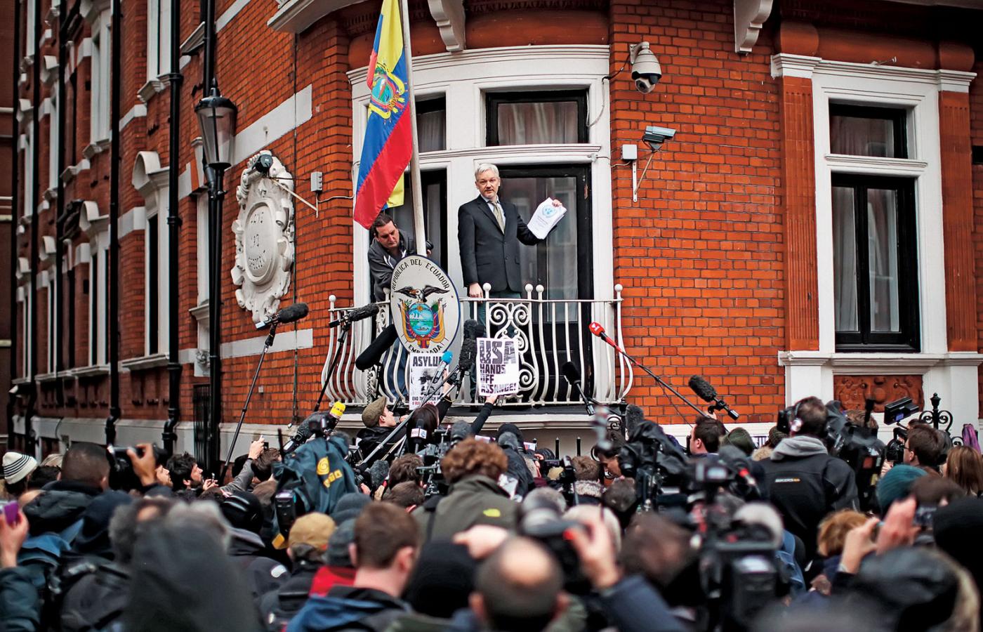 Julian Assange na balkonie ekwadorskiej ambasady w Londynie.