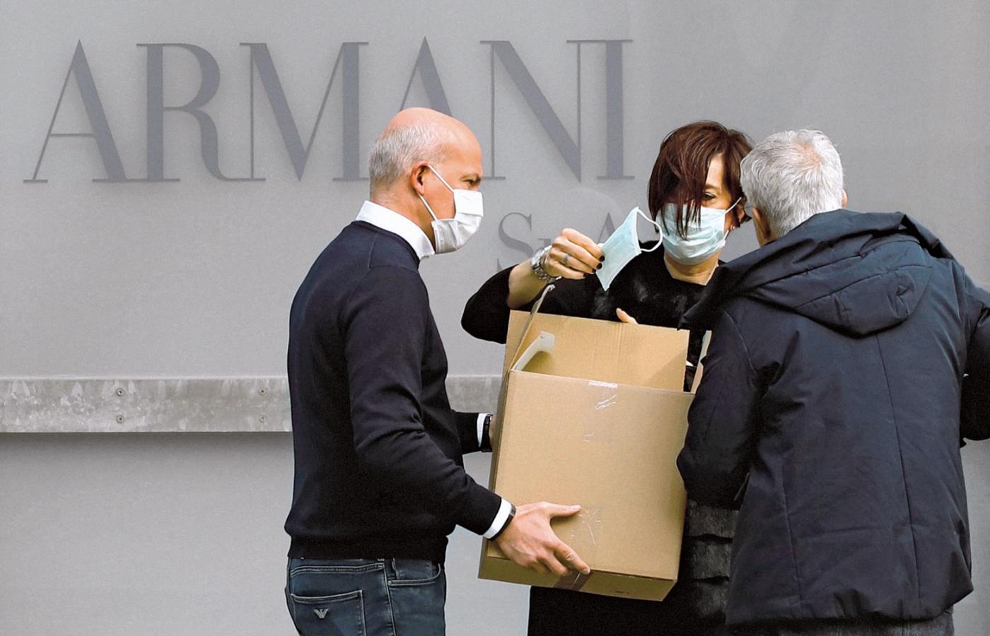 W tym roku pokaz mody Giorgio Armaniego odbył się przy pustych rzędach, kreacje oglądano online.