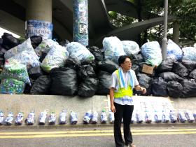 Protestujący zasłynęli tym, że starannie sprzątają po sobie śmieci i inne pozostałości po koczowaniu.