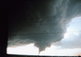 Tornado. Potężny prąd wznoszący ciepłego powietrza nagle ochładza się wysoko w troposferze i częśc powietrza zaczyna wracać w dół. Oba prądy splatają się jak warkocz i wszystko zaczyna kręcic się z ogromną prędkością. Tornado gotowe.