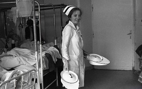 Nowa Huta, 1977. Mimo szarzyzny za oknem, nawet przy 'brudnej robocie' nie trudno o uśmiech.