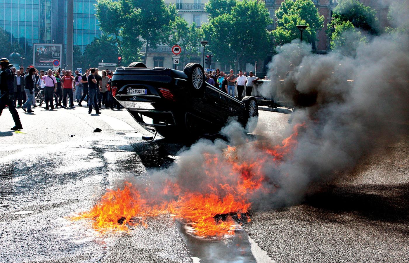 Ostry protest francuskich taksówkarzy w Paryżu przeciwko Uberowi.