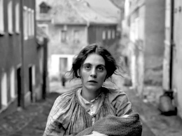 Kadr z filmu „Dziewczyna z igłą”