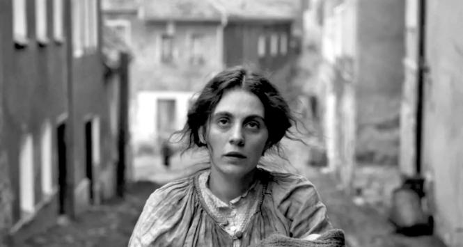 Kadr z filmu „Dziewczyna z igłą”