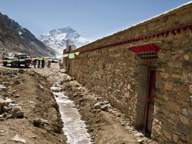 Każdej wiosny, gdy warunki pogodowe w Himalajach są najbardziej korzystne, alpiniści z całego świata usiłują wspiąć się na Mount Everest.