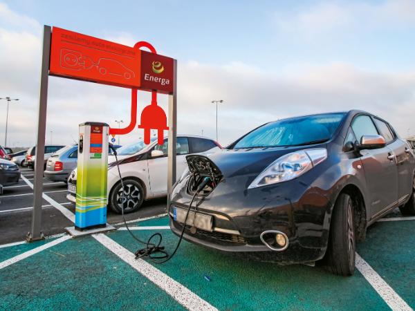Auta elektryczne osiągnęły ok. 15,2 proc. udziału w sprzedaży na europejskim rynku, choć plan zakładał, że w tym roku będzie już 25 proc.