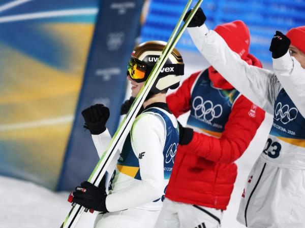 Kacper Tomasiak, srebrny medalista olimpijski na normalnej skoczni we włoskim Predazzo. 9 lutego 2026 r.