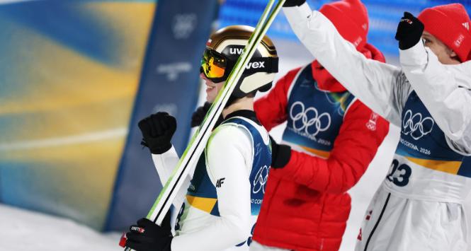 Kacper Tomasiak, srebrny medalista olimpijski na normalnej skoczni we włoskim Predazzo. 9 lutego 2026 r.