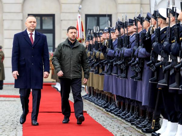 Prezydent Wołodymyr Zełenski podczas spotkania z prezydentem Karolem Nawrockim w Warszawie, 19 grudnia 2025 r.