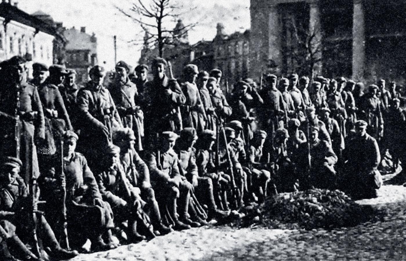 Oddziały gen. Lucjana Żeligowskiego przed katedrą w Wilnie, październik 1920 r.