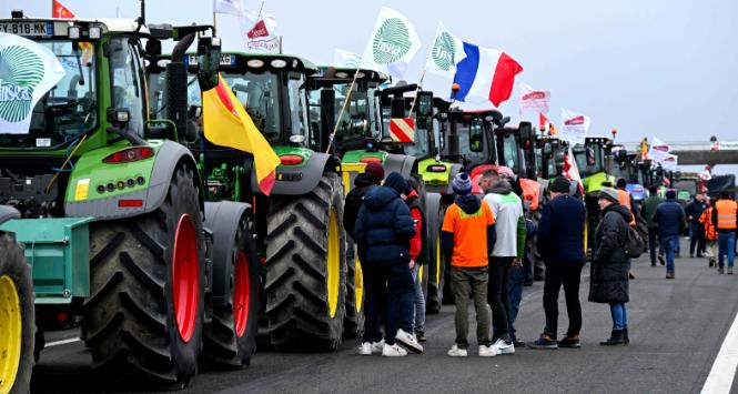 Ok. 500 traktorów blokuje autostrady w pobliżu Paryża.