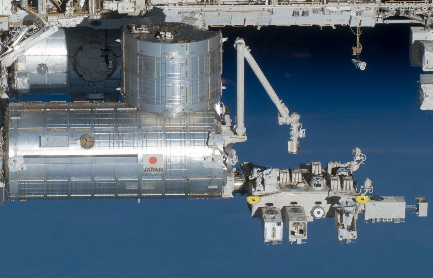 Działający od 2015 r. detektor jest przyczepiony do zewnętrznej części japońskiego modułu ISS – Kibo.