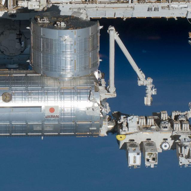 Działający od 2015 r. detektor jest przyczepiony do zewnętrznej części japońskiego modułu ISS – Kibo.