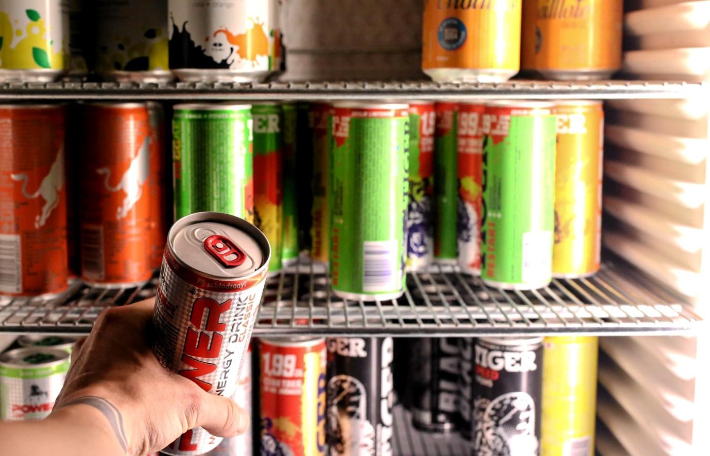 Młodzi ludzie kupujący energetyki są dla sklepów dużą grupą klientów.