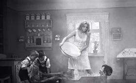 Kadr z filmu „Perła w koronie” Kazimierza Kutza. Gdy mąż wraca z kopalni, żona myje mu nogi, a potem podaje obiad.