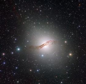 Najdokładniejsze zdjęcie galaktyki Centaurus A (NGC 5128) wykonane przez Wide Field Imager telskopu La Silla w Chile. Centaurus A leży 12 mln lat świetlnych od nas i jest najbliższą galaktyką aktywną. Napędza ją centralna czarna dziura (100 mln Słońc).