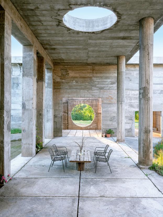 Surowość betonu i geometria formy to znaki rozpoznawcze architektury spod znaku Pezo von Ellrichshausen.