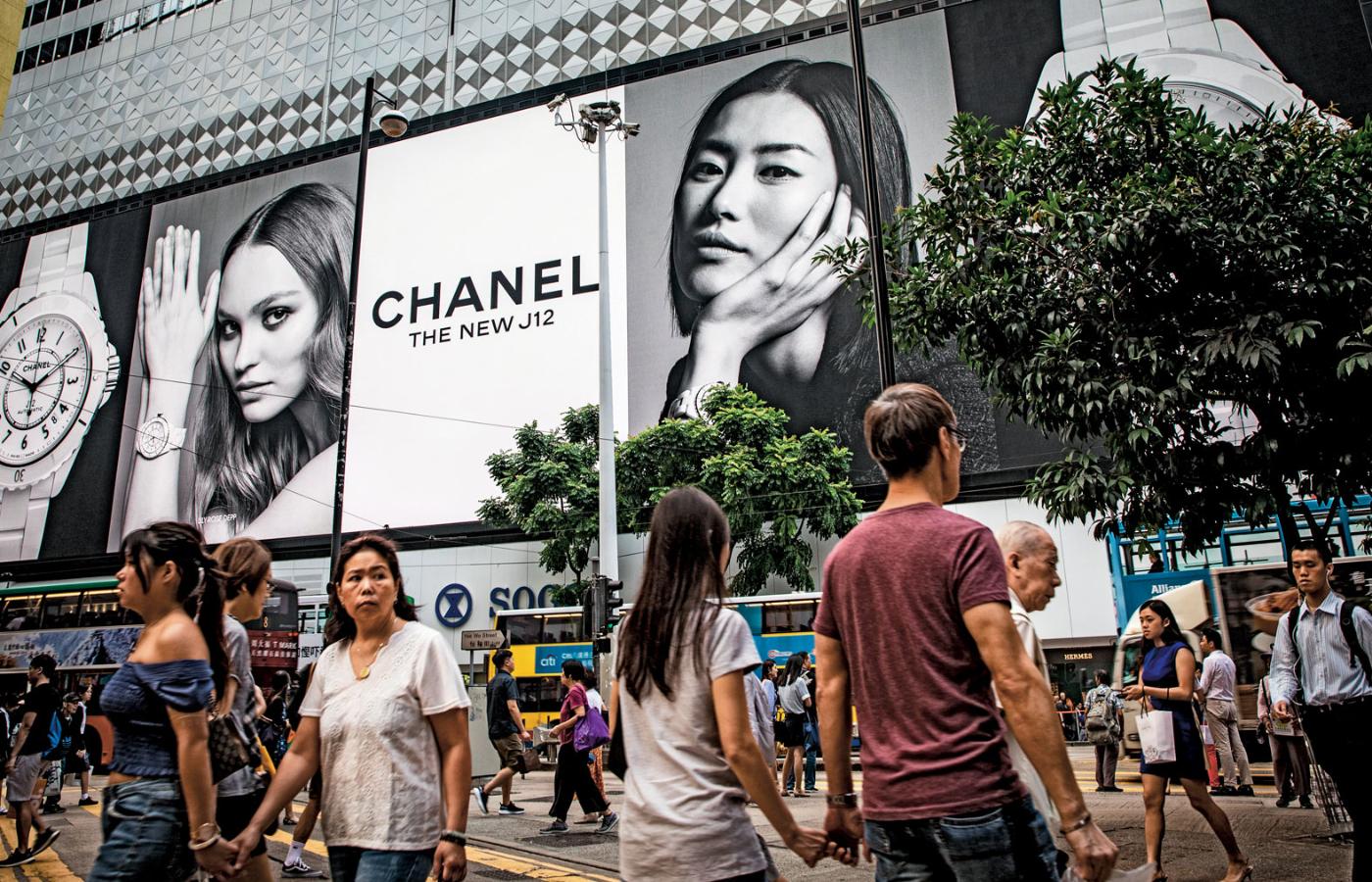 Chiński system ocen dotyczy również świata biznesu. Wypowiedzi prezesów czy działania reklamowe obniżają oceny firm działających na rynku. Na fotografii: Hongkong, handlowa ulica Causeway Bay.