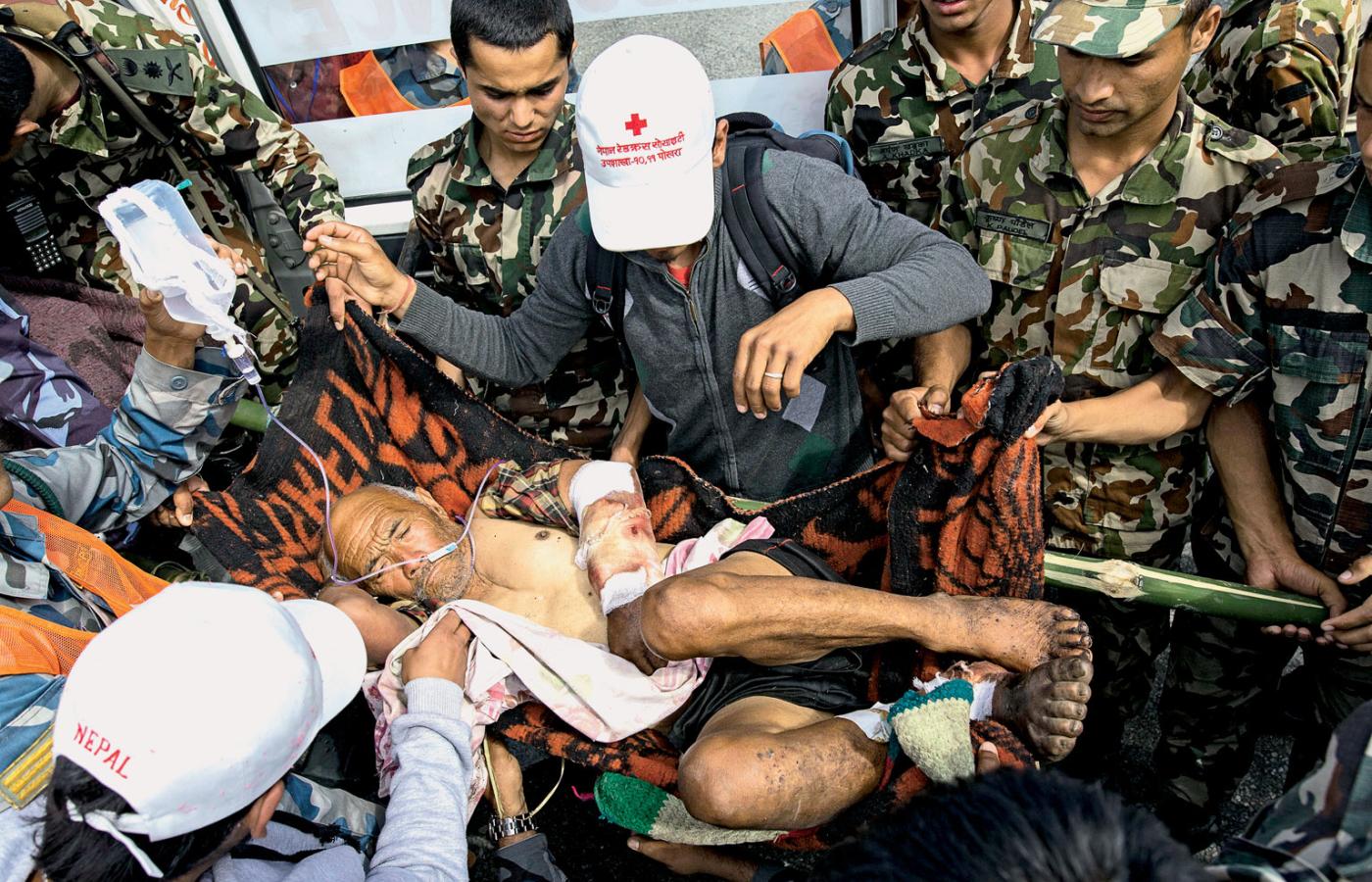 Jedna z uratowanych ofiar tragicznego trzęsienia ziemi w Nepalu.