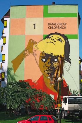 Włoscy artyści malują antyrasistowski mural na bloku, w którym podpalono drzwi mieszkania rodziny polsko-hinduskiej.