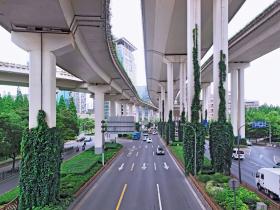 Zielone filary autostrady w Szanghaju