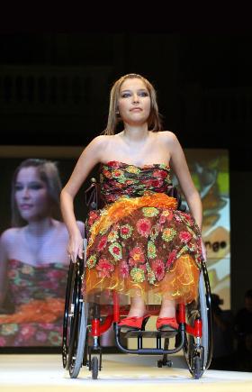 Agata Roczniak w kreacji zaprojektowanej przez Ewę Minge.