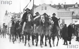 Ale bywało lepiej i trochę cieplej. Nawet obchodzono Święta Zimy. Górale na koniach w drodze na Halę Goryczkową. Zakopane, luty 1933 r.