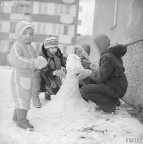 Dzieci lepią bałwana. Najlepiej pod okiem mamy. Warszawa, luty 1980 r.