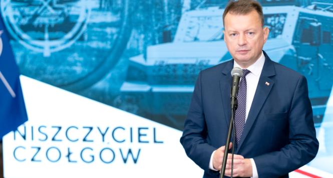 W zapowiedziach Mariusza Błaszczaka z 2022 r. „niszczyciele czołgów” to miał być projekt nie tylko strategicznie ważny, przeznaczony do obrony tzw. przesmyku suwalskiego przed najazdem rosyjskich czołgów, ale również „łatwy, szybki i przyjemny” pod względem technologicznym, przemysłowym i finansowym.