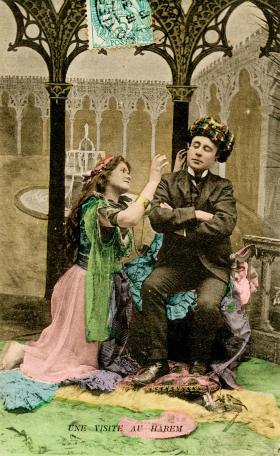 Europejscy mężczyźni nie mieli prawa wstępu do haremu, jedynie wyobrażali sobie, co się w nim działo, jak na tej pocztówce z cyklu „Wizyta w haremie” (pocz. XX w., Francja).