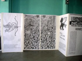 Na dworcu ustawiono dekorację w postaci wielkiej otwartej książki posklejanej z fragmentów różnych tytułów w powiększonej skali.