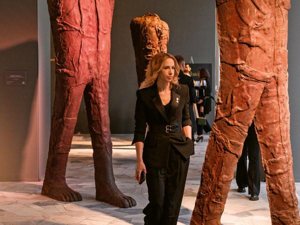 Natalia Bradbury podczas wystawy TOP CHARITY Art 2024 w Oranżerii Muzeum Pałacu Króla Jana III w Wilanowie, gdzie były prezentowane „Figury Kroczące” Magdaleny Abakanowicz.