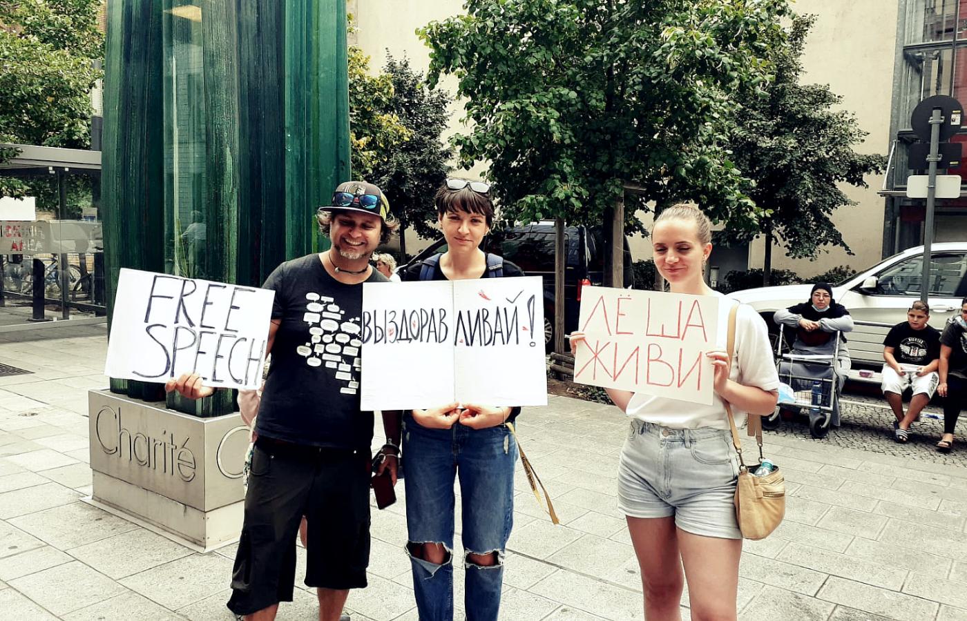 Protest przed szpitalem, w którym przebywa Aleksiej Nawalny.