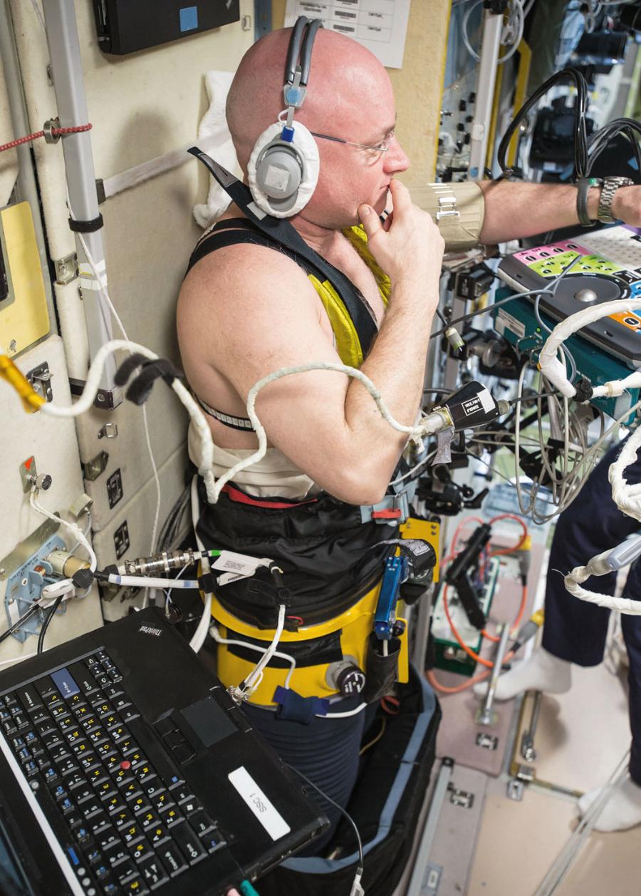 Astronauta Scott Kelly podczas badań ultrasonograficznych na stacji ISS.