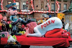 Karnawałowa parada w Düsseldorfie. Zachód dostrzega problemy w Polsce, ale nie pomógł uniknąć demontażu demokracji.