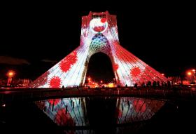Iluminacja na teherańskiej Wieży Wolności poświęcona walce z wirusem.