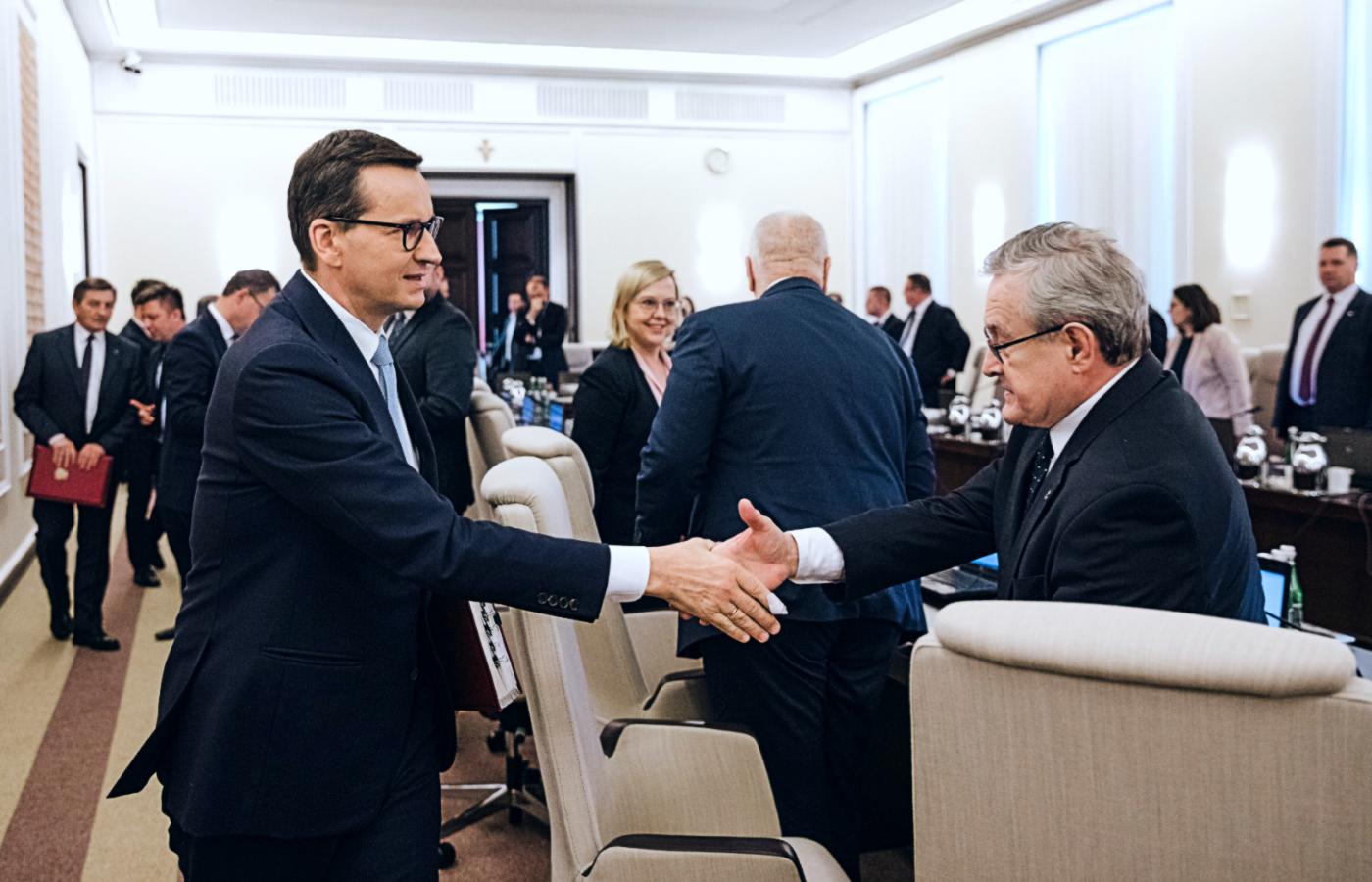 Premier Mateusz Morawiecki, wicepremier Piotr Gliński, na drugim planie m.in. minister Anna Moskwa. Posiedzenie Rady Ministrów. 18 października 2022 r.
