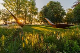 Czas zdaje się tutaj płynąć inaczej – jakby w powietrzu utrzymywał się stale zapach lata. Charakterystyczne dla wakacji połączenie beztroski, radości z kontaktu z naturą i szukania nowych doświadczeń znajduje wyraz w wyjątkowych, różnorodnych projektach kulturalnych i sprzyja twórczości artystycznej. Sprawia też, że Sopot pozostaje miastem otwartym, w którym goście są zawsze mile widziani.