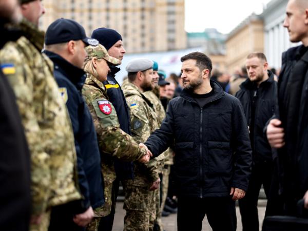 Wołodymyr Zełenski z ukraińskimi żołnierzami w czwartą rocznicę wybuchu pełnoskalowej wojny.