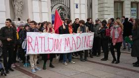 Demonstracja w sprawie pozostania Madiny i Aminy w Polsce pod bramą Uniwersytetu Warszawskiego