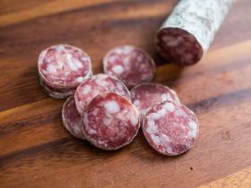 Saucissons. Uważa się, że to francuski odpowiednik salami. Kiełbasę jada się więc zwłaszcza w rejonach francuskojęzycznych Szwajcarii (choć nie tylko). Receptura? Mięso wieprzowe, słonina, sól, cukier, przyprawy (czasem także alkohol). Dodatki można zmieniać wedle uznania. Kiełbaski – dla smaku – gotuje się często na warzywach. Słynne w całym kraju, zwłaszcza w okolicach kantonu St. Gallen, są także białe kiełbasy Olma. Przyrządza się je z cielęciny, wieprzowiny, mleka i przypraw (najbardziej podstawowych: soli i pieprzu). Serwowane w domach, ale także jako przystawki podczas spotkań publicznych czy konferencji. Szwajcarzy zjadają rocznie nawet 45 mln sztuk kiełbas! Uwaga – musztardę powinniśmy odpuścić, żeby nie uronić smaku samej kiełbasy. Dodawanie musztardy do tego typu potraw w ogóle uchodzi w Szwajcarii za grzech.