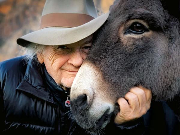 Jerzy Skolimowski ze swoim bohaterem osiołkiem.